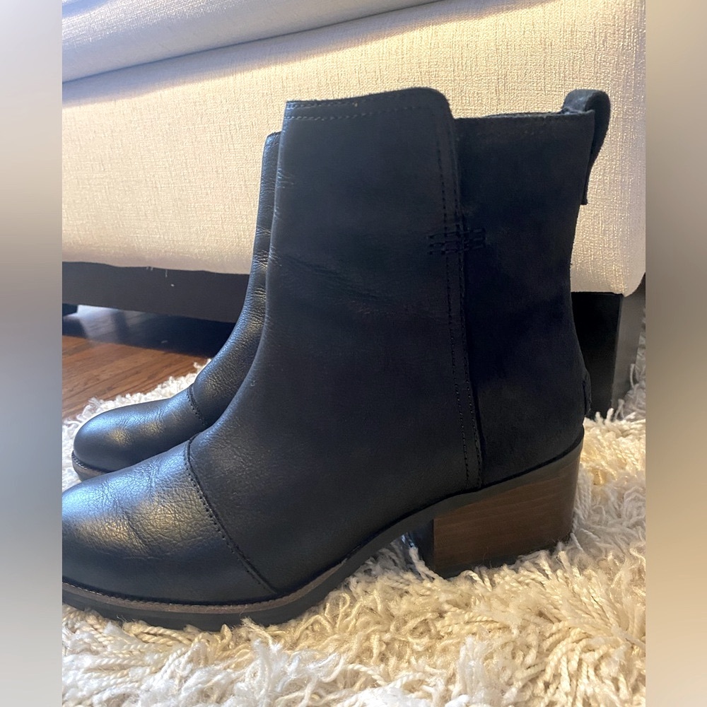 Sorel booties!! Never worn! Excellent condition.